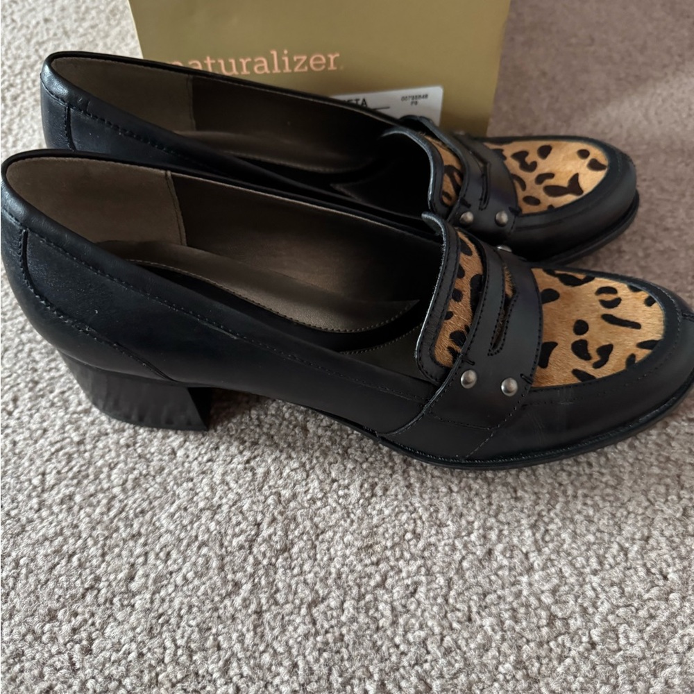 Naturalizer Women's Black and Tan Loafer Heels